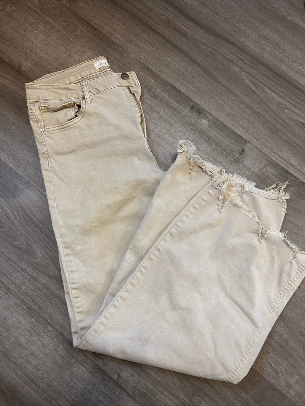 Frayed Hem Cropped Jeans in Beige